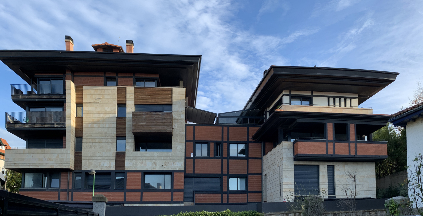 Viviendas colectivas en Neguri con terrazas y fachada contemporánea