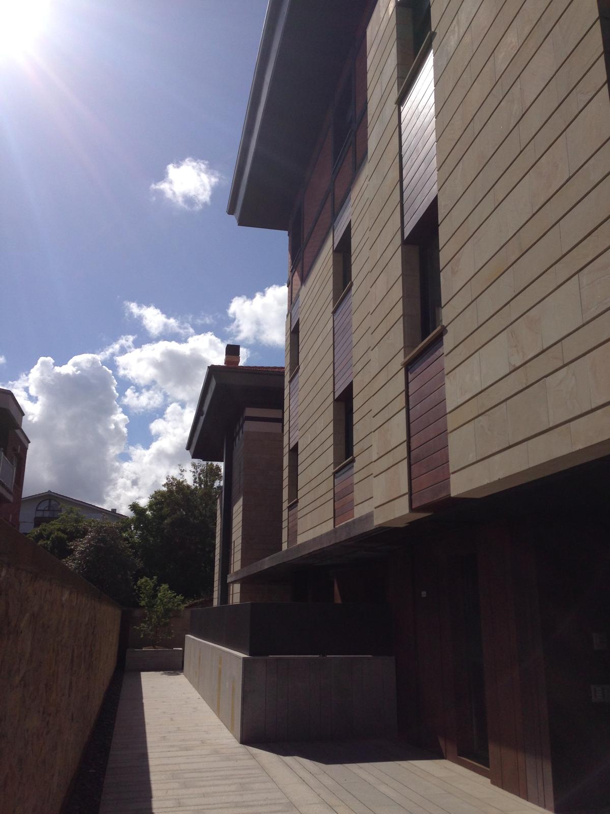 Detalle de fachada del edificio residencial en Neguri